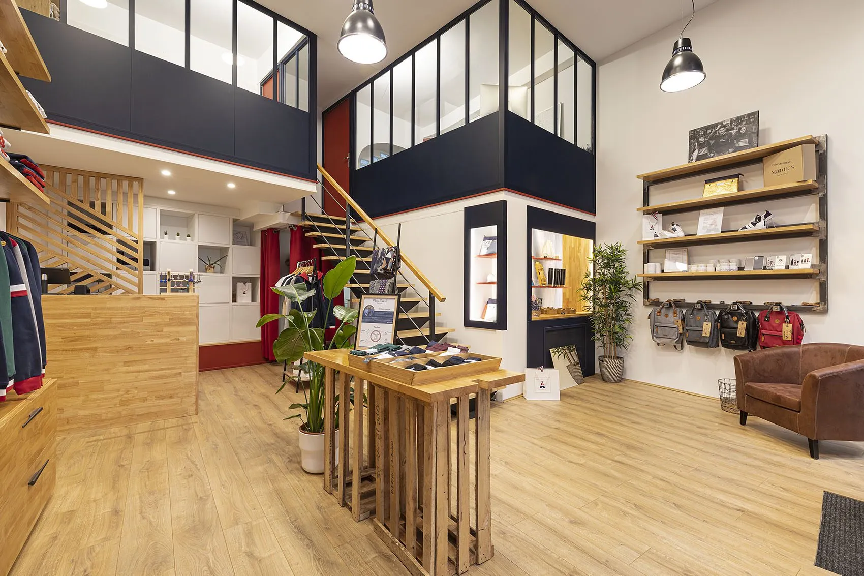 Boutique de vêtements Maison FT à Lyon 2e, agencée par Picture Design : mobilier en bois, mezzanine et verrières