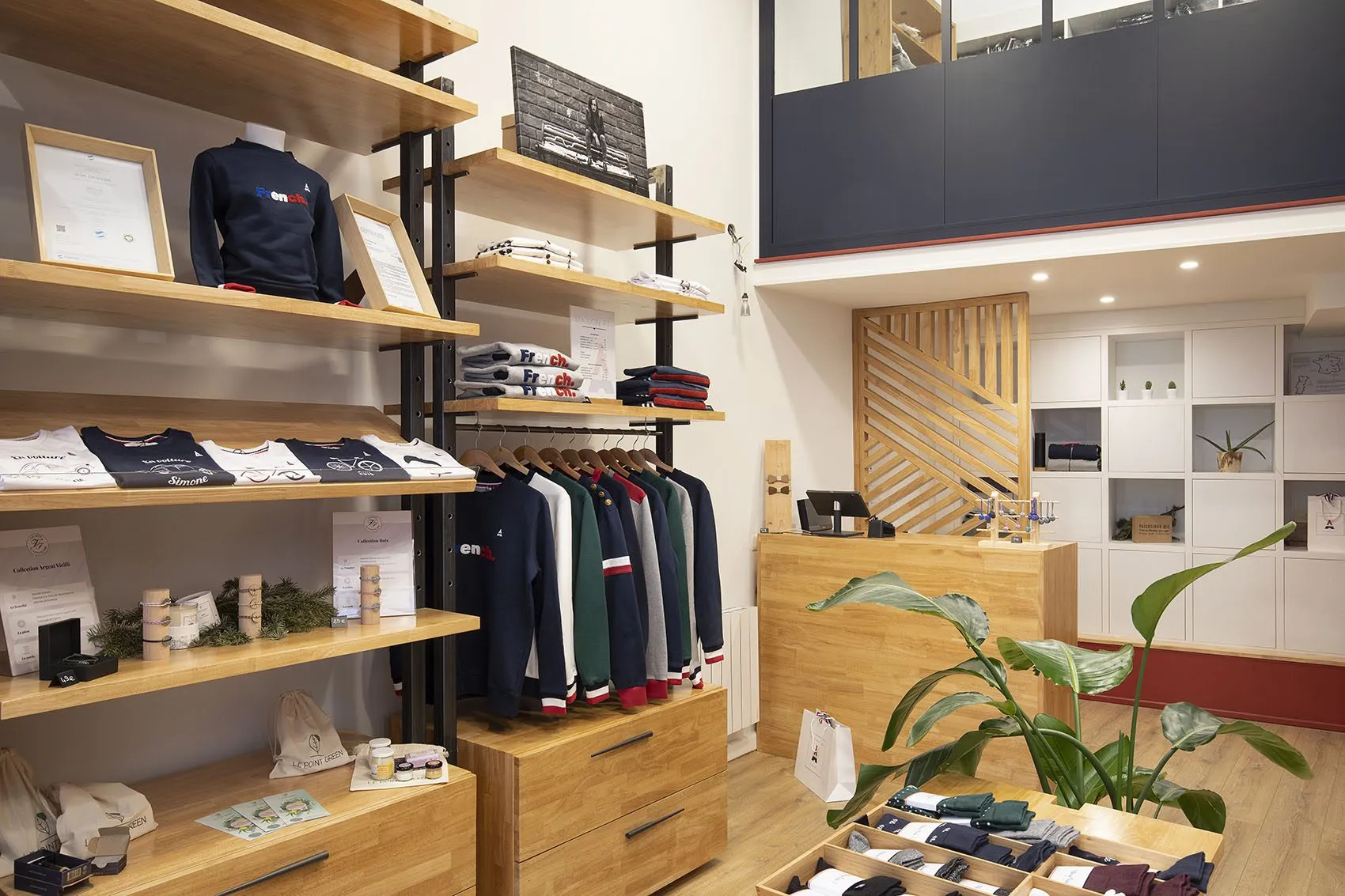 Étagères en bois et métal présentant la collection de la boutique Maison FT