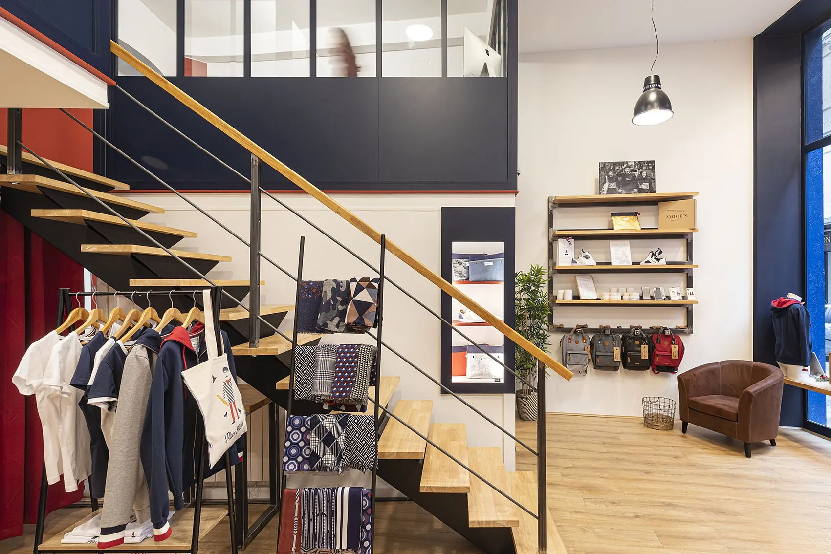 Suspensions industrielles et mezzanine éclairée dans la boutique Maison FT