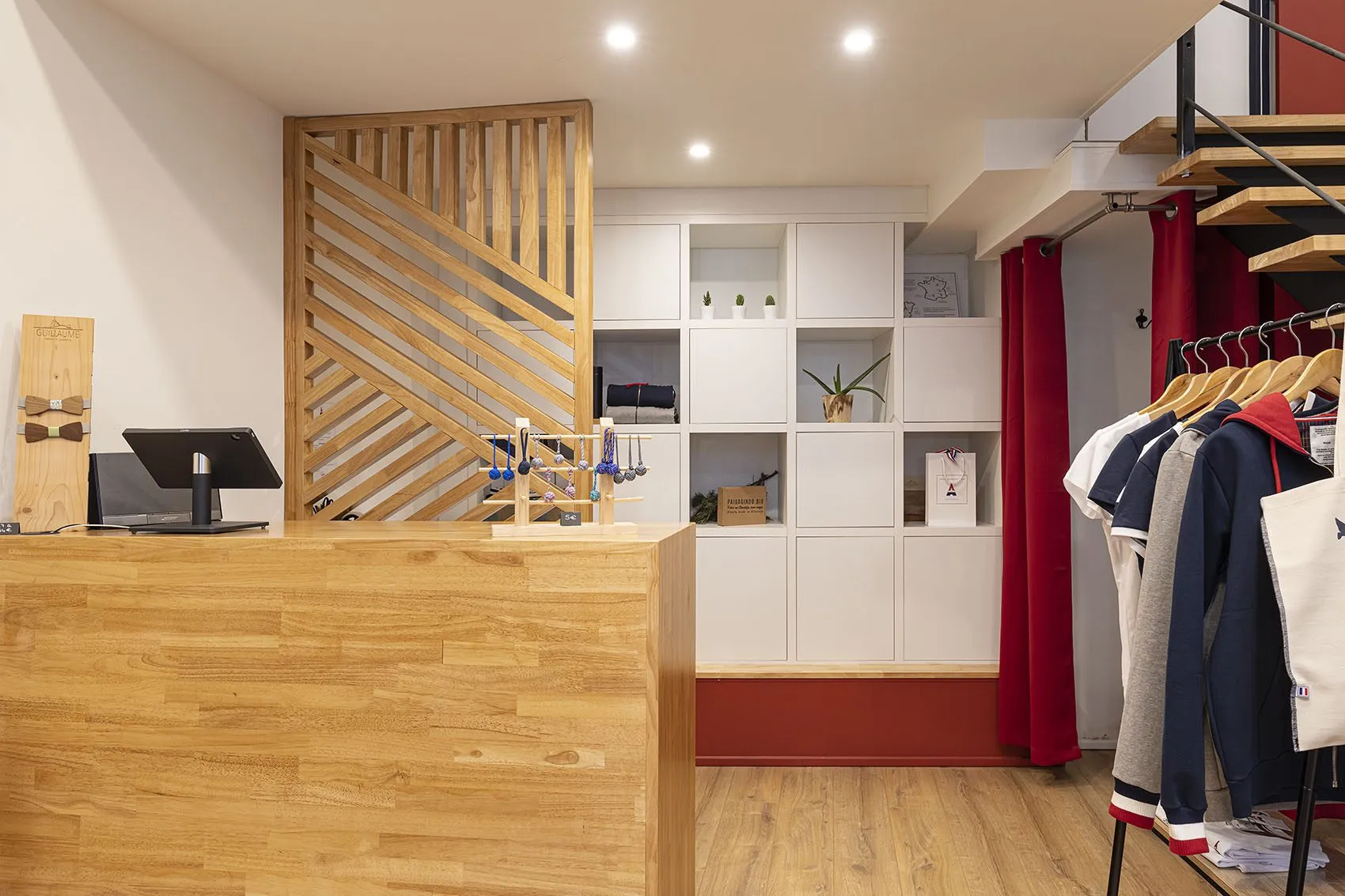 Comptoir de caisse en bois massif dans la boutique Maison FT