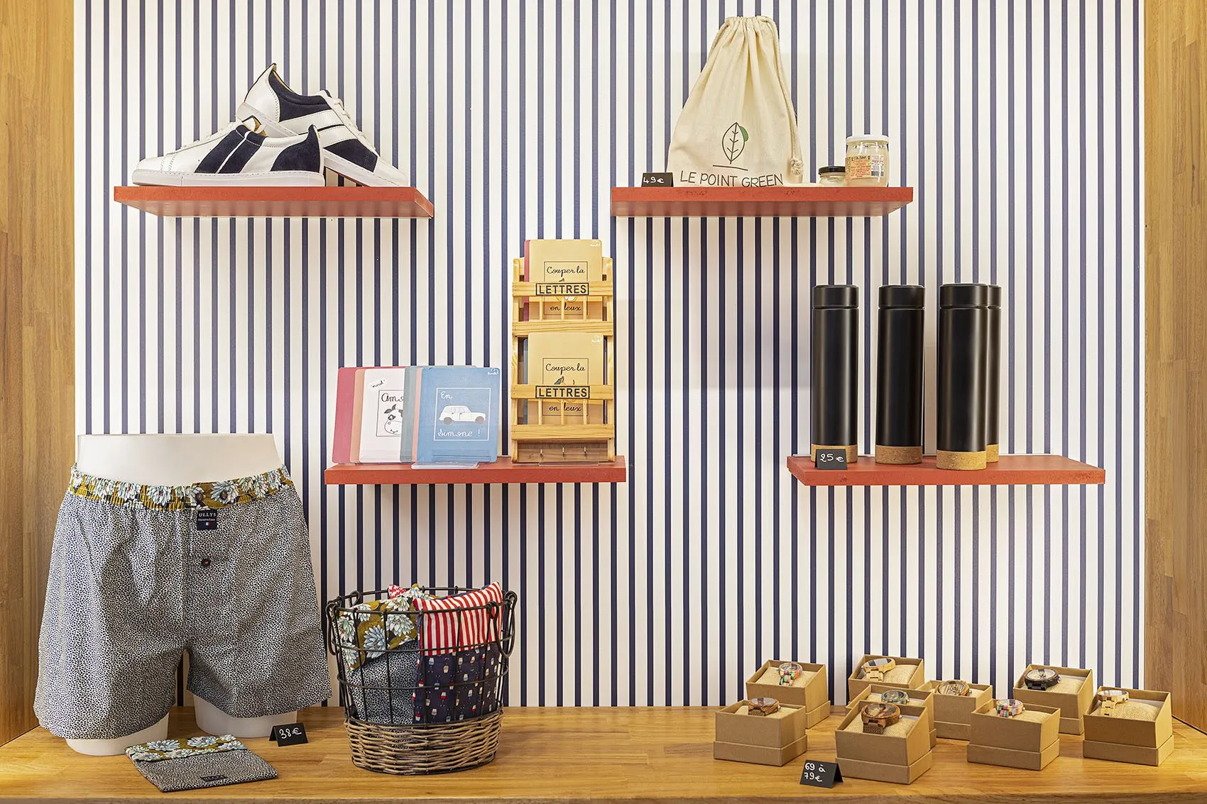 Papier peint rayé et étagères aux couleurs de la marque Maison FT