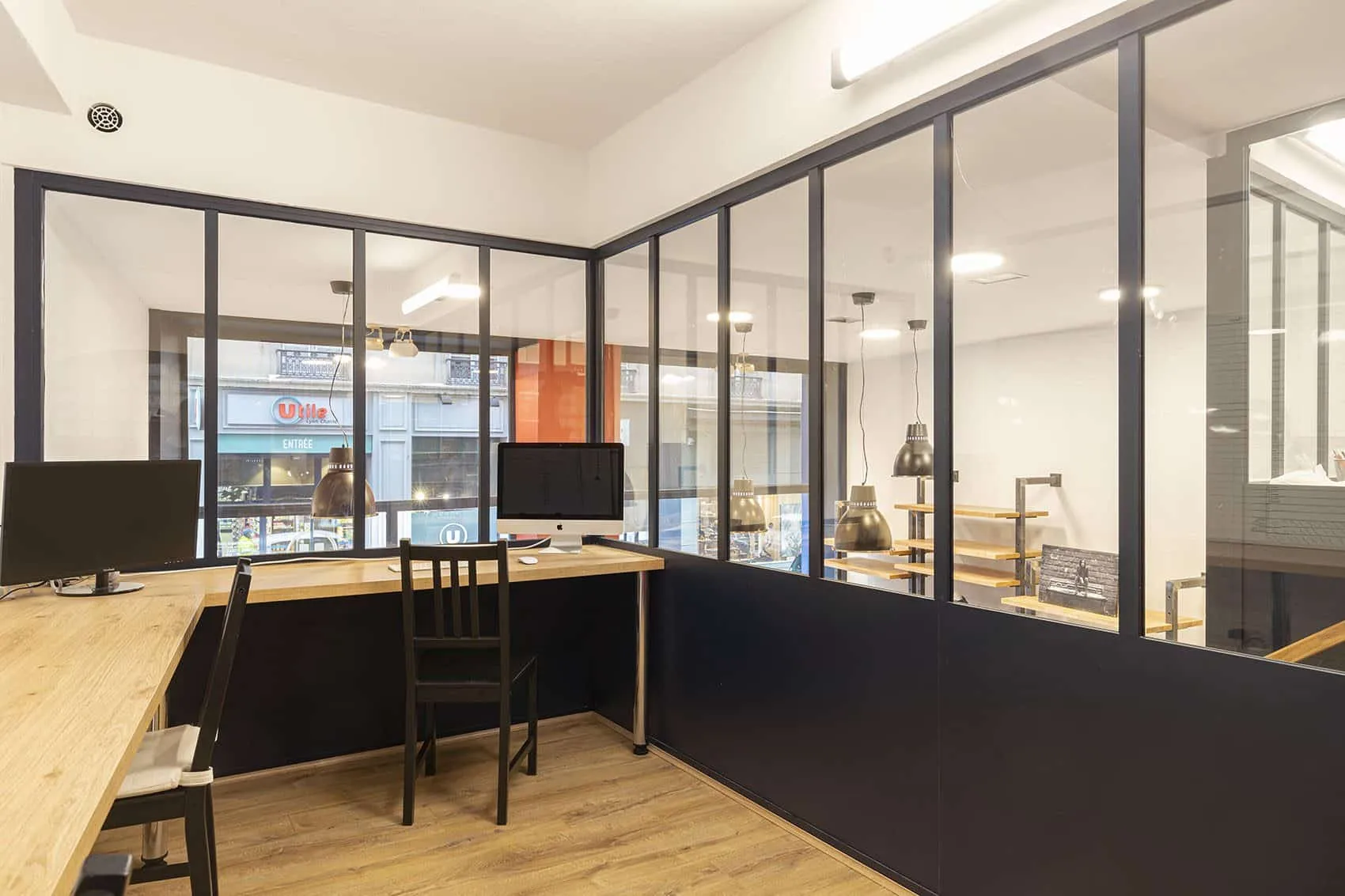 Mezzanine de la boutique Maison FT, vitres transformées en verrières