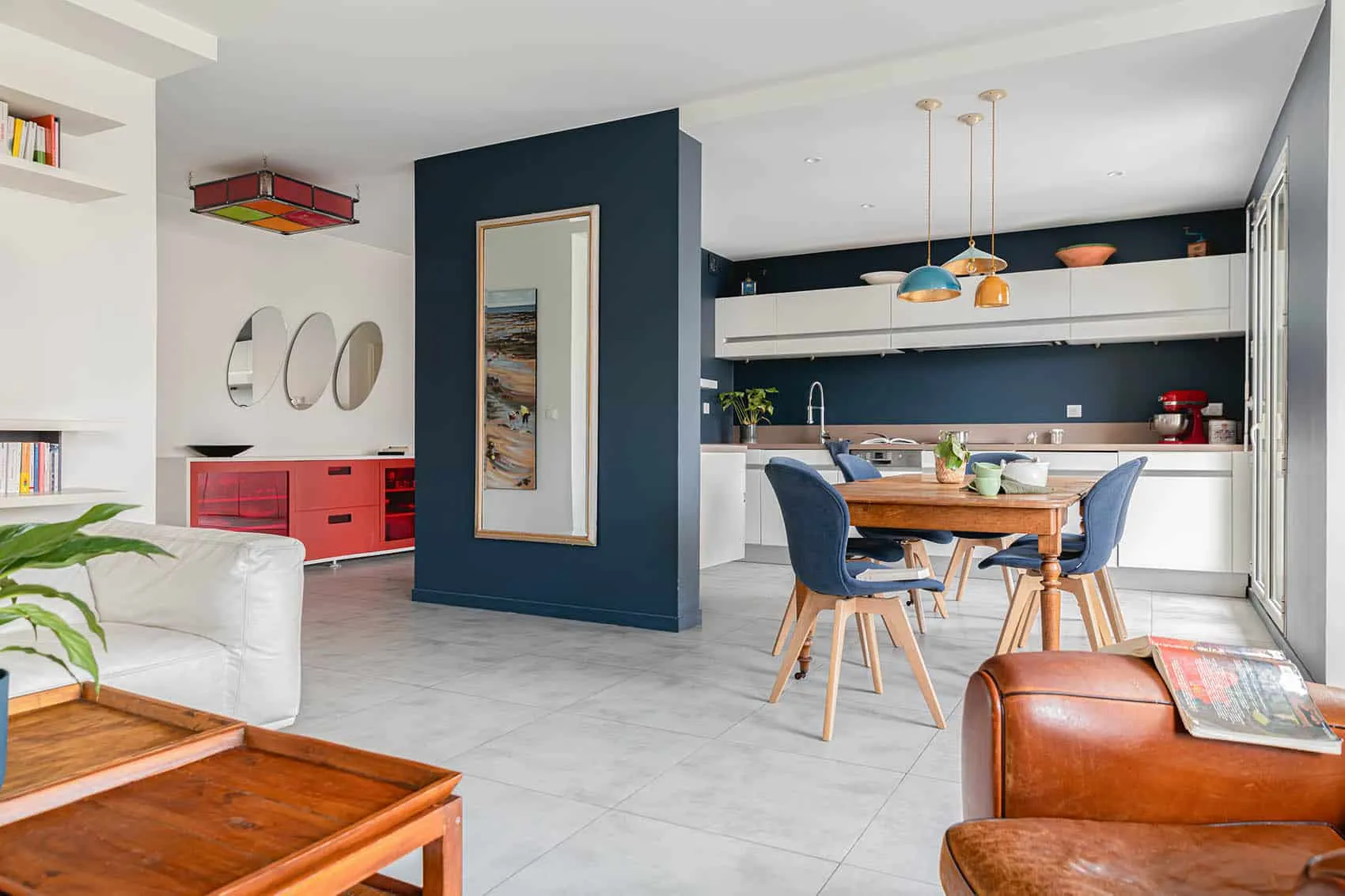 Meuble sur mesure exposant des modèles en Lego dans un appartement près de la mairie du 4e à Lyon
