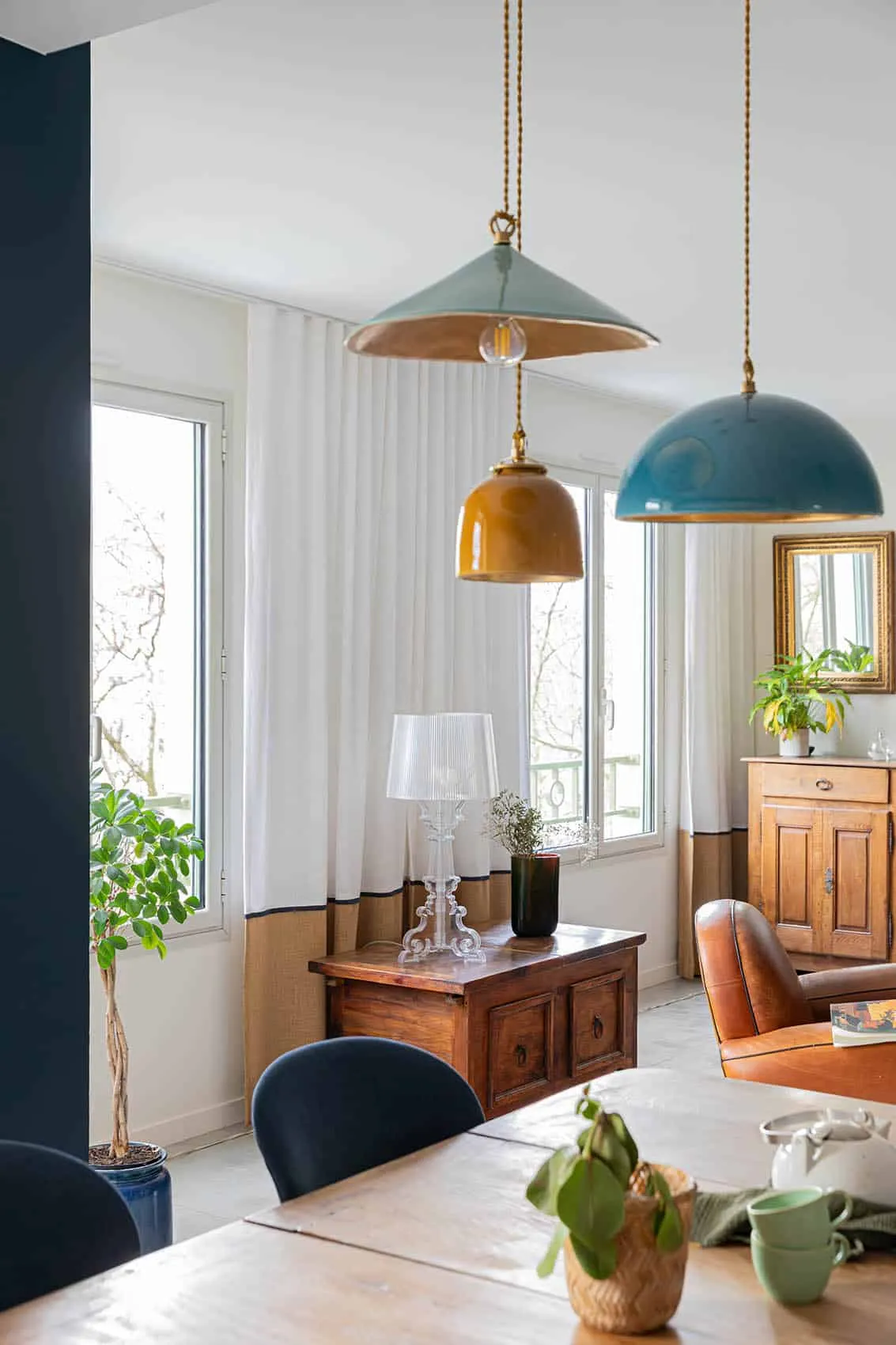 Pièce de vie d’un appartement près de la mairie du 4e à Lyon, suspensions et mobilier choisis par Picture Design