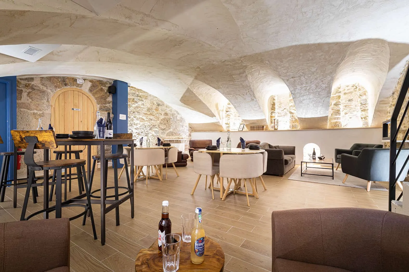 Tables et salon sous la cave voûtée du restaurant Le Dérobé à la Croix-Rousse