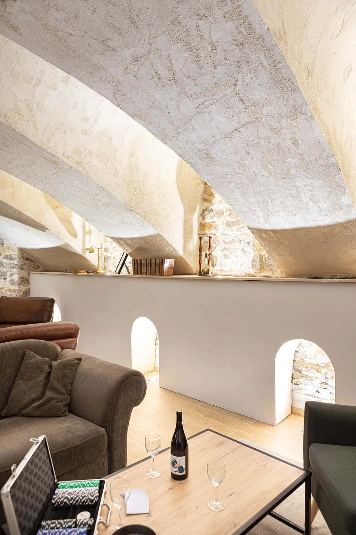 Cave voûtée en pierre du restaurant Le Dérobé, éclairage doux