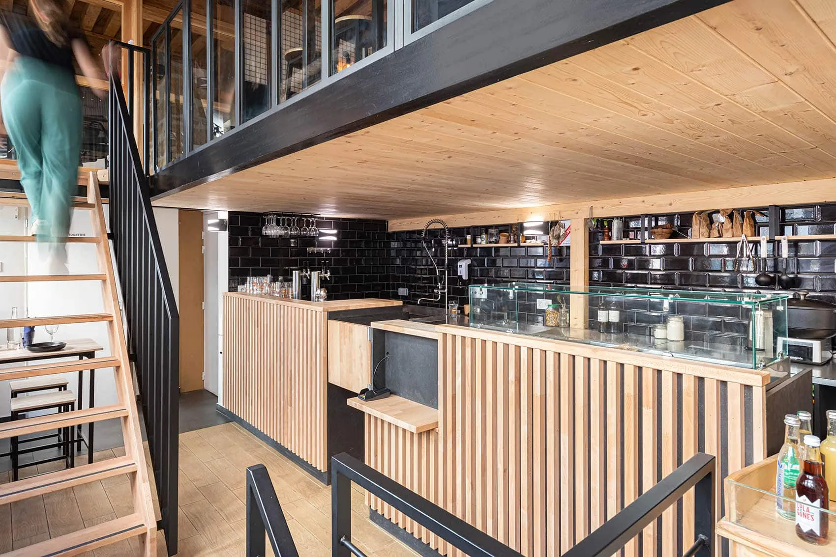 Mezzanine en bois et escalier métallique du restaurant Le Dérobé