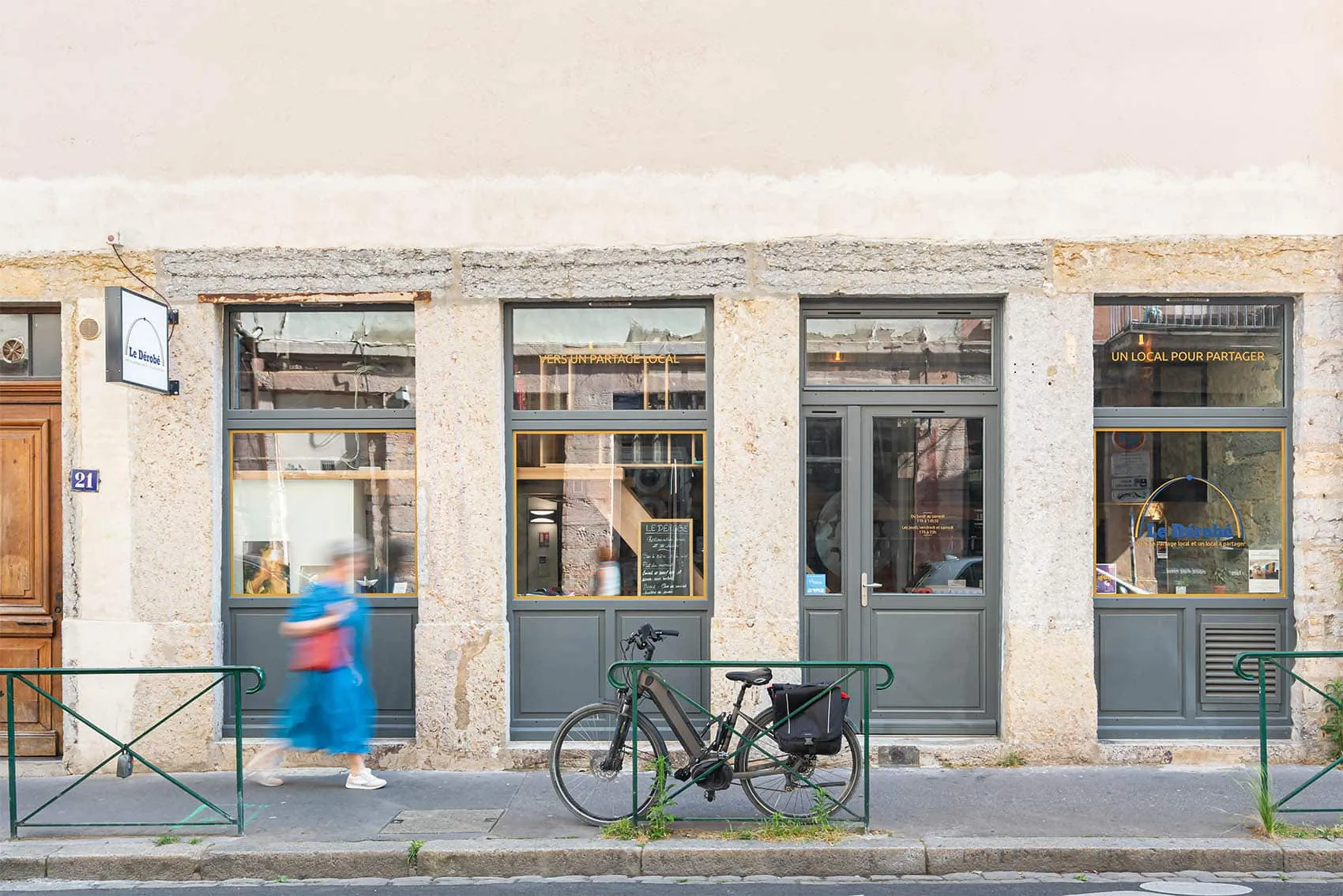 Façade du restaurant Le Dérobé sur une rue de la Croix-Rousse à Lyon