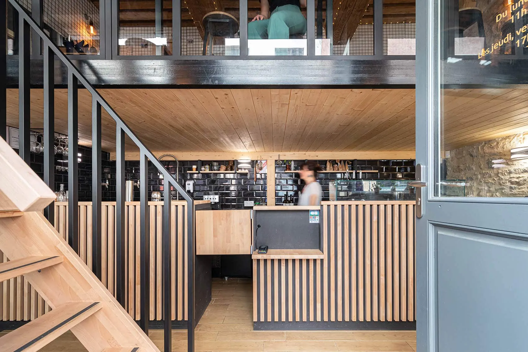 Comptoir en bois et bar du restaurant Le Dérobé sous la mezzanine