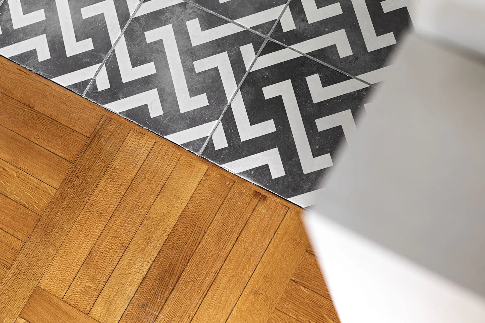 Carreaux de ciment graphiques et parquet en chêne, appartement Deleuvre rénové à Lyon