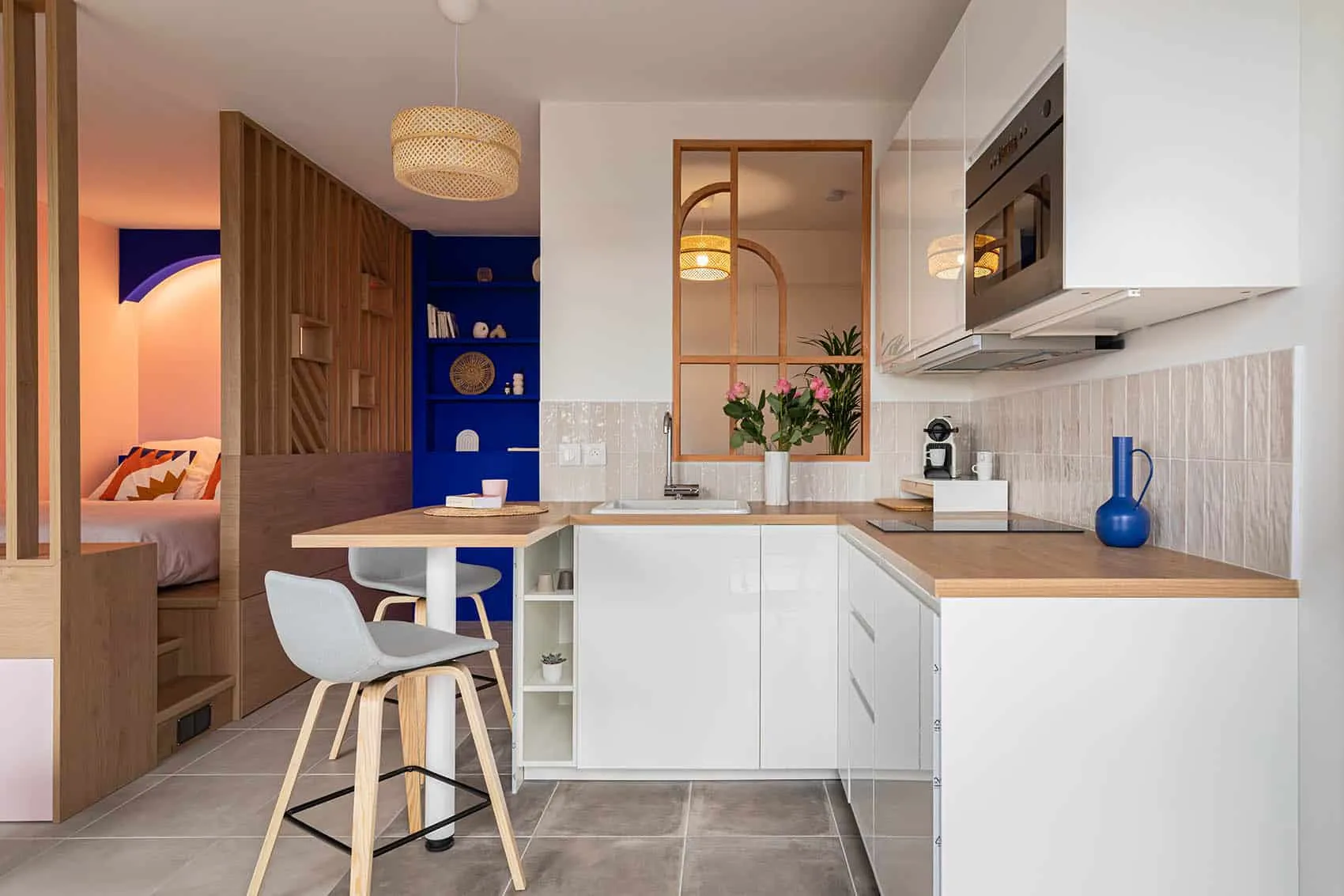 Cuisine compacte et design dans un studio en VEFA, aménagée par un architecte d'intérieur à Lyon
