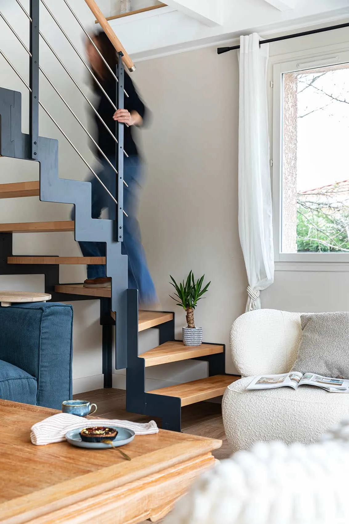Escalier à limon crémaillère en métal bleu et marches en chêne, rénovation d'une maison des années 80
