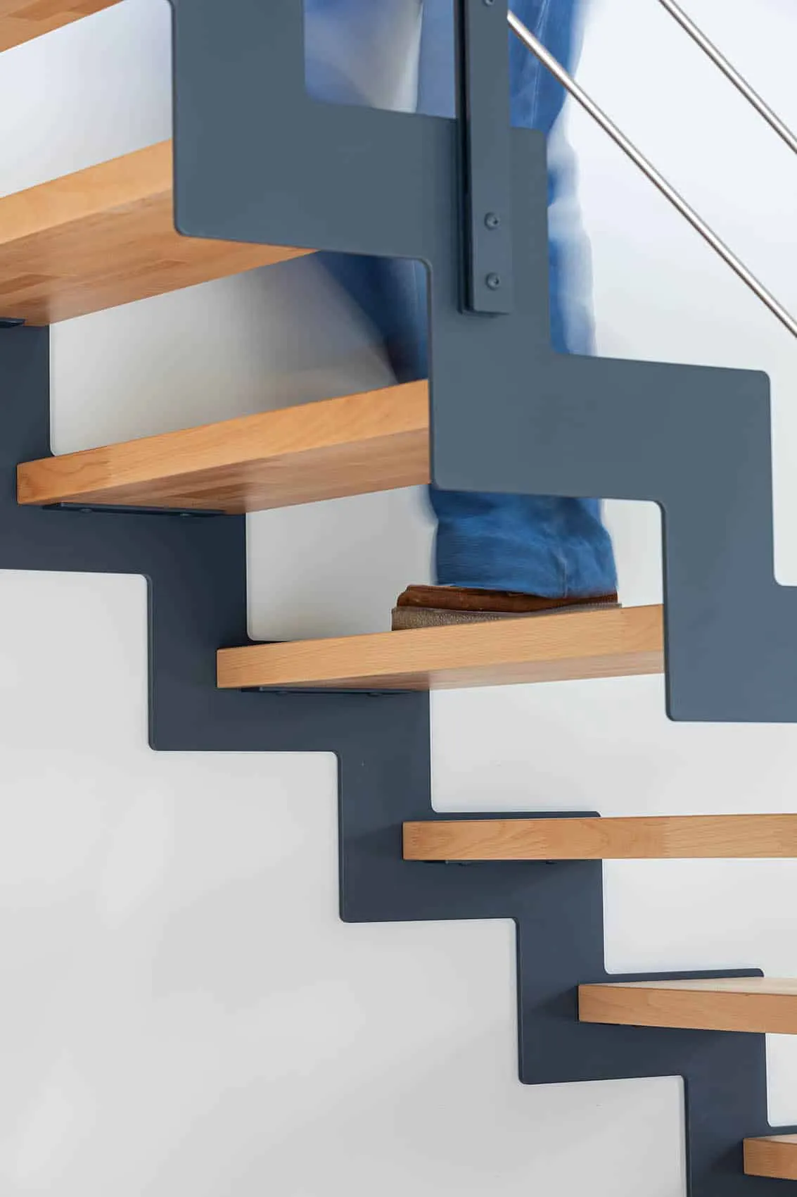 Escalier métallique bleu nuit aux marches en bois, dessiné par un architecte d'intérieur à Lyon