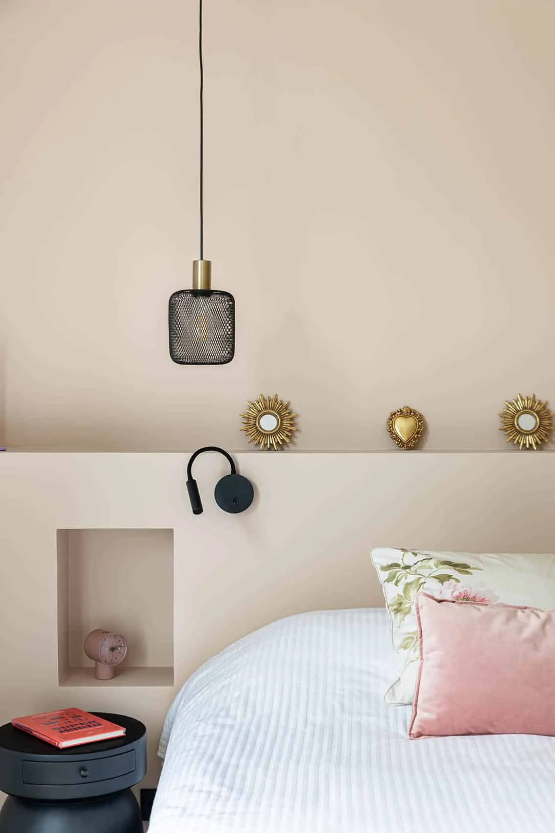 Tête de lit maçonnée avec niche et applique noire dans la chambre parentale rose poudré