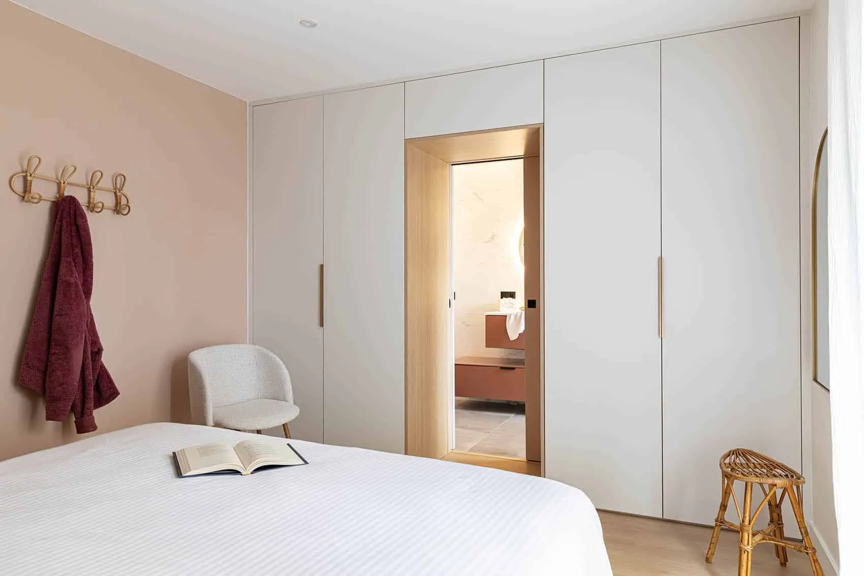 Dressing blanc toute hauteur dans la chambre parentale, ouvert sur la salle de bains