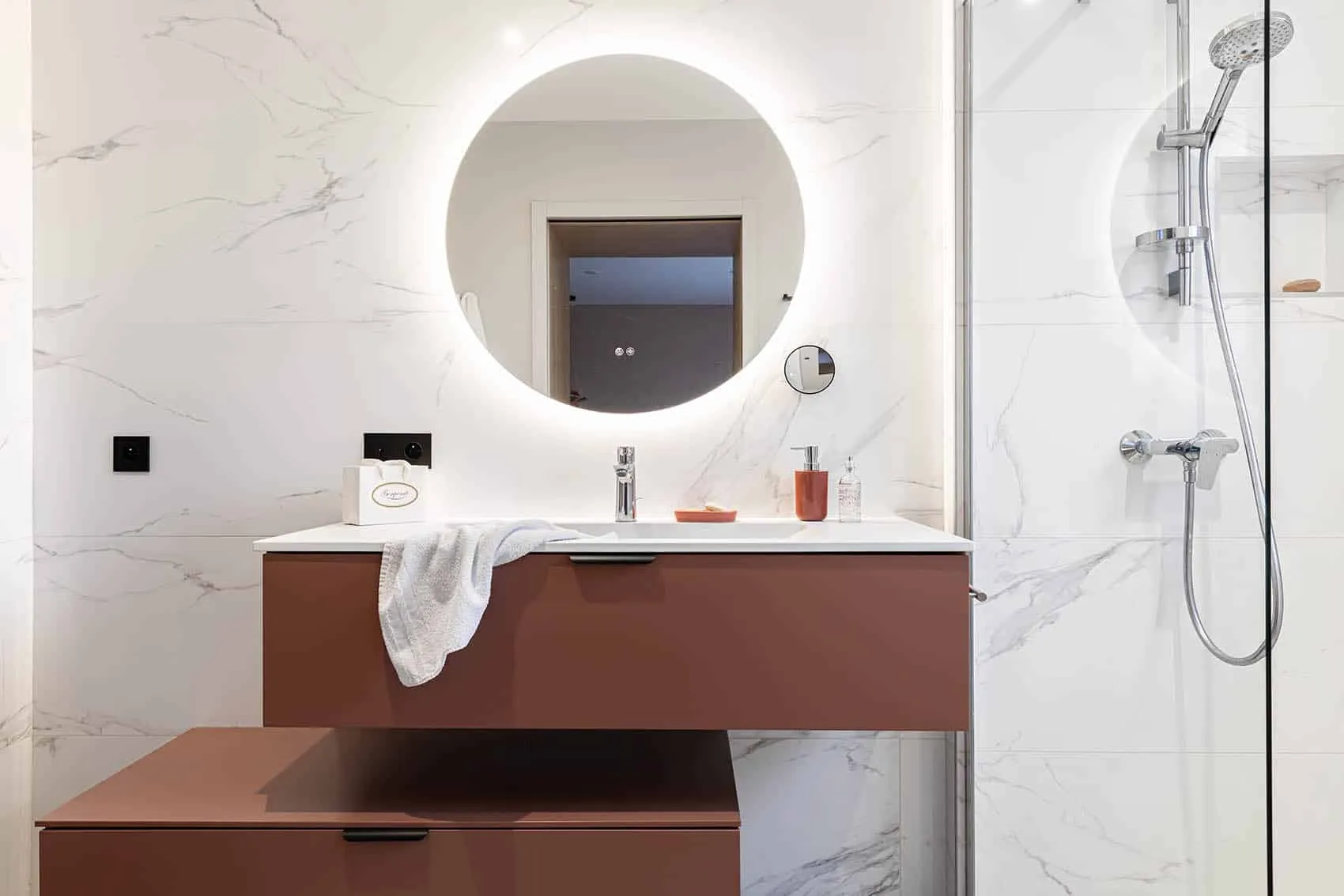 Salle d'eau aux murs effet marbre, meuble vasque terracotta et douche, rénovation d'une maison des années 80