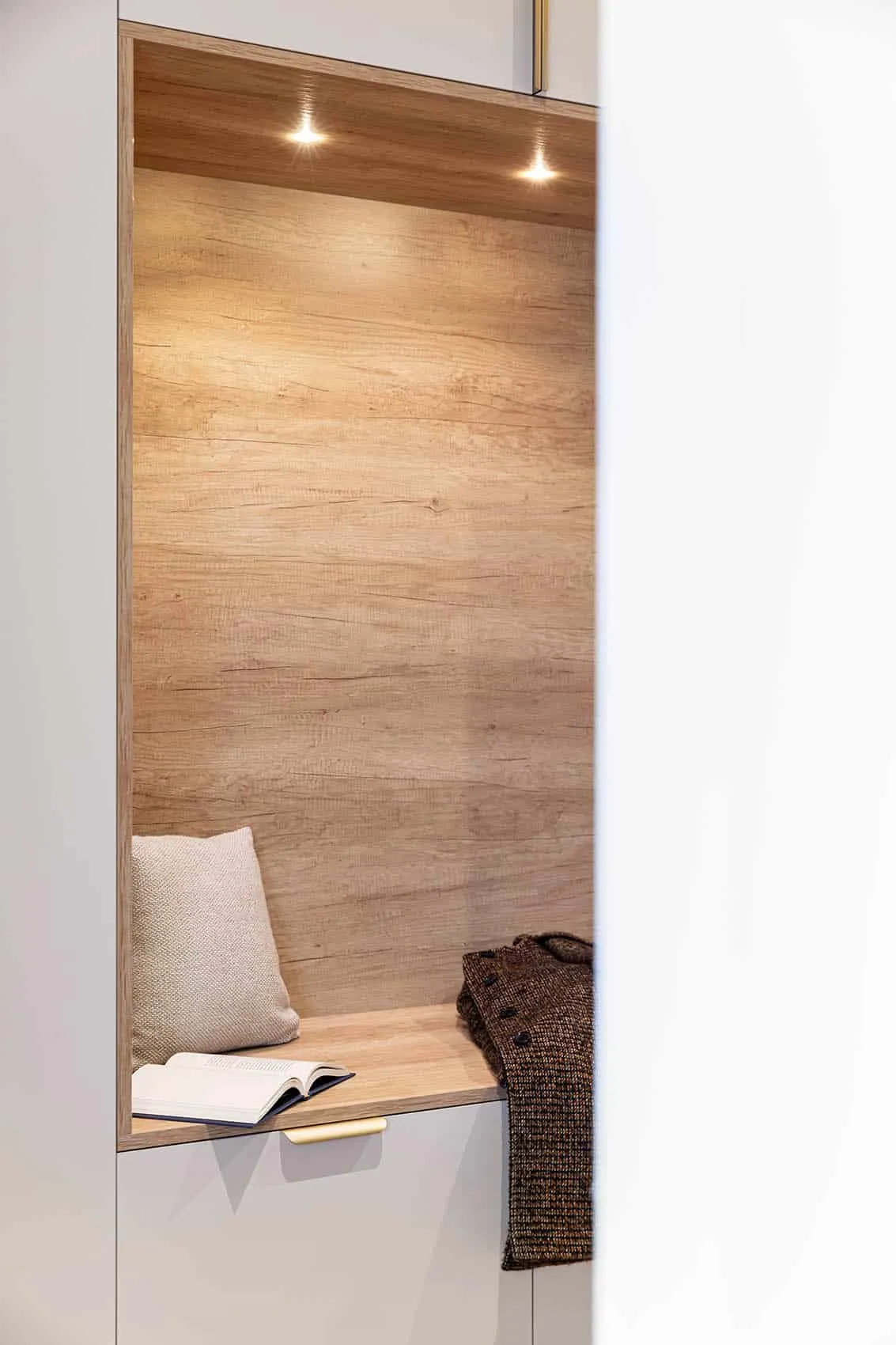 Banc d'entrée intégré dans un meuble en bois éclairé, agencement sur mesure