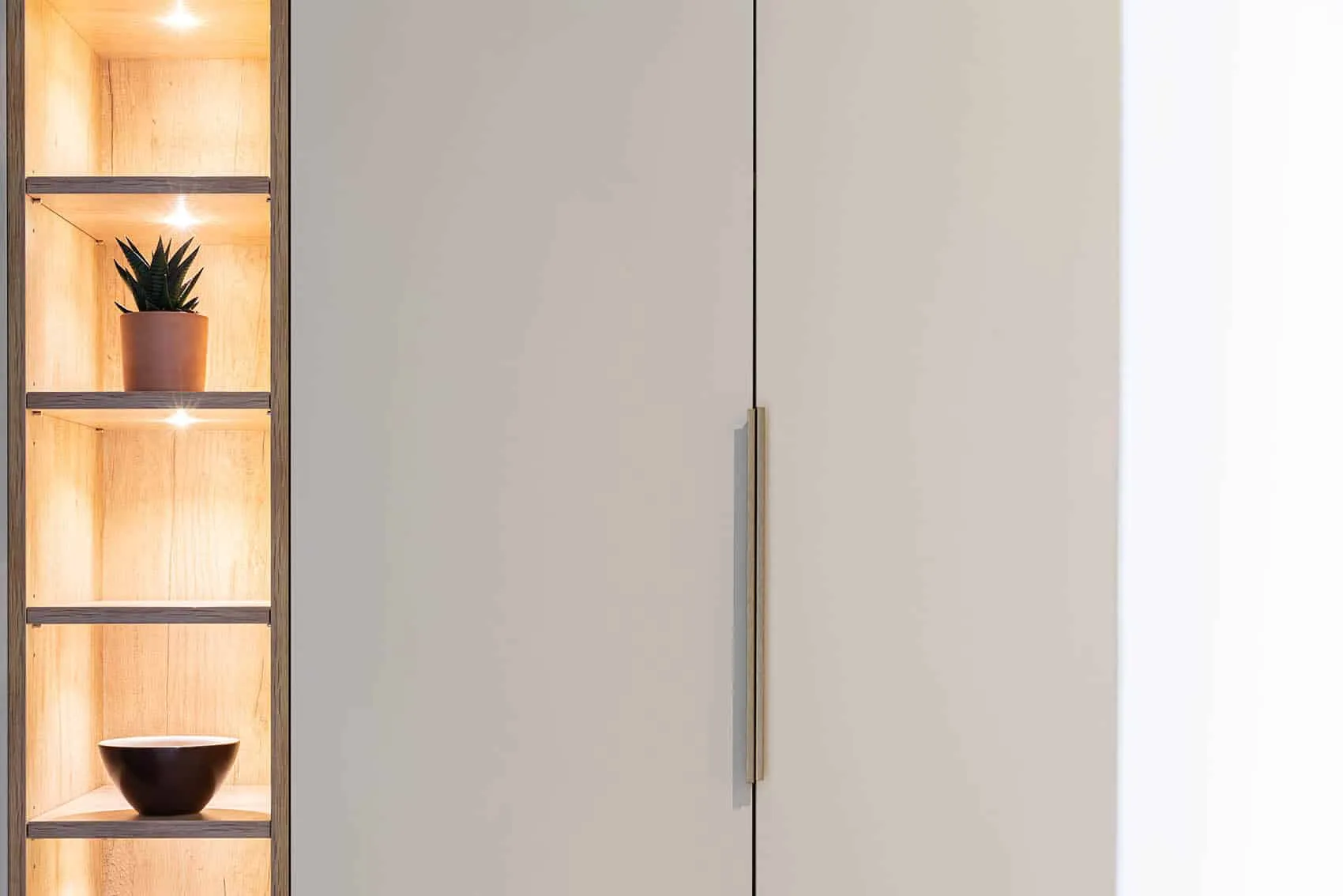 Meuble d'entrée sur mesure : niches en bois rétroéclairées et placard blanc