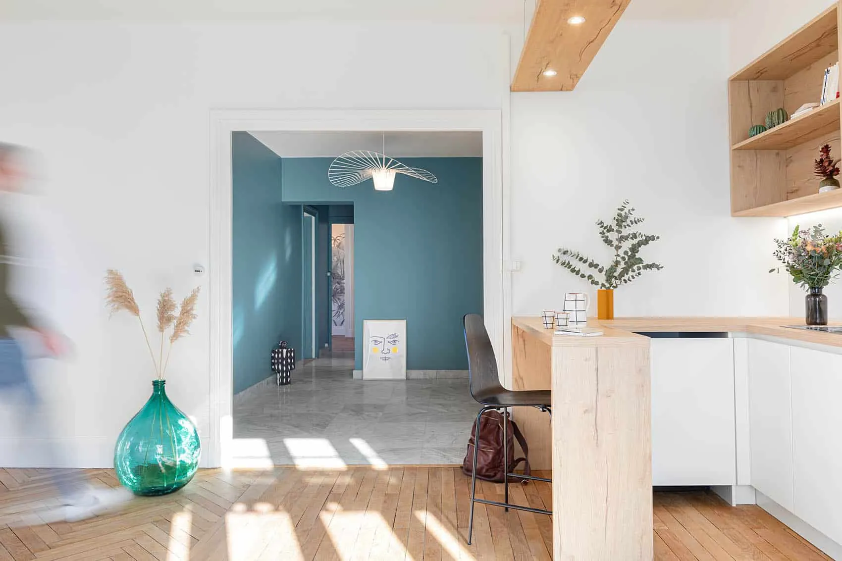 Rénovation d’appartement à Lyon dans un immeuble des années 30 : cuisine ouverte, parquet et dame-jeanne verte