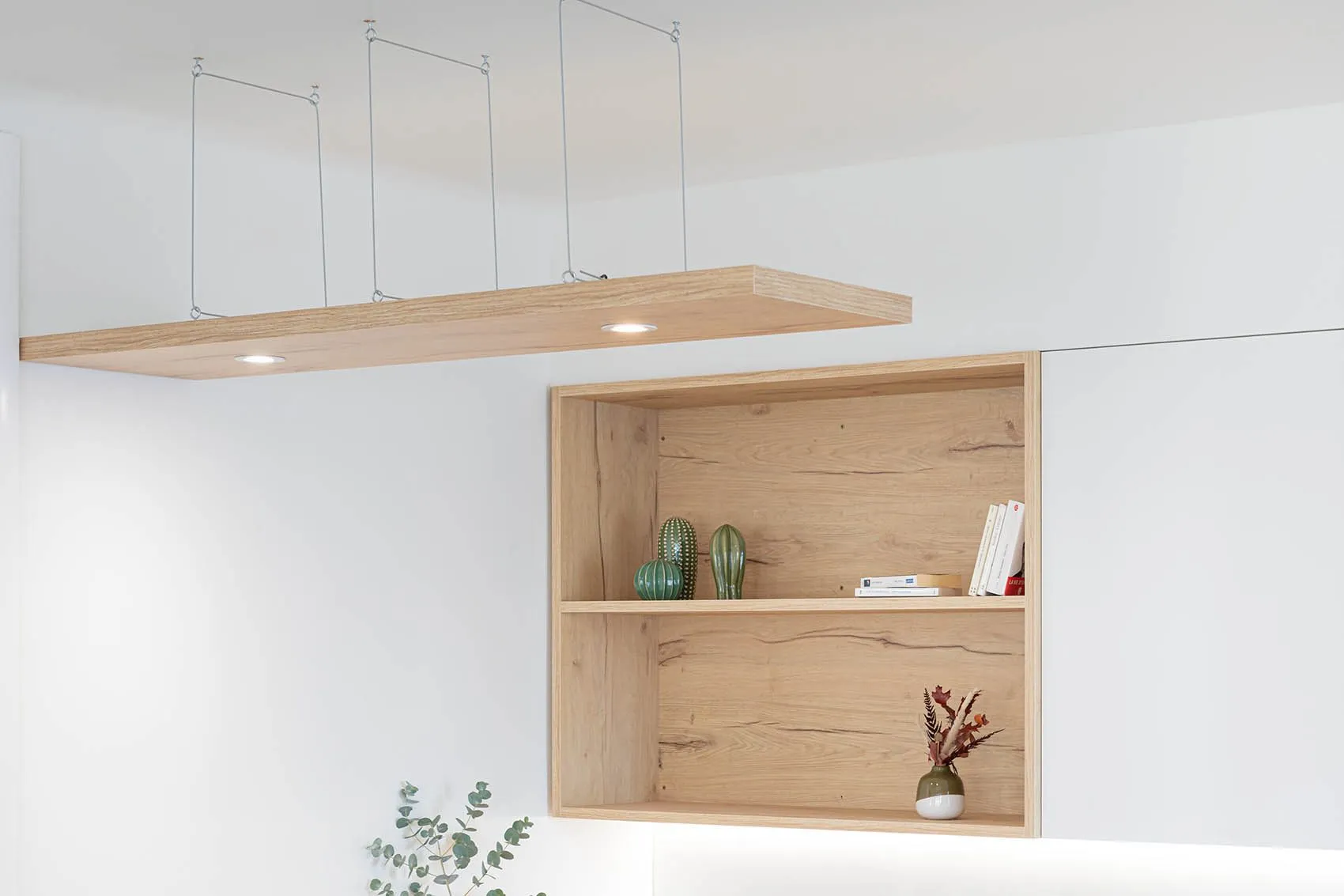 Niche ouverte en bois clair et étagère suspendue éclairée par des spots, aménagement de la cuisine
