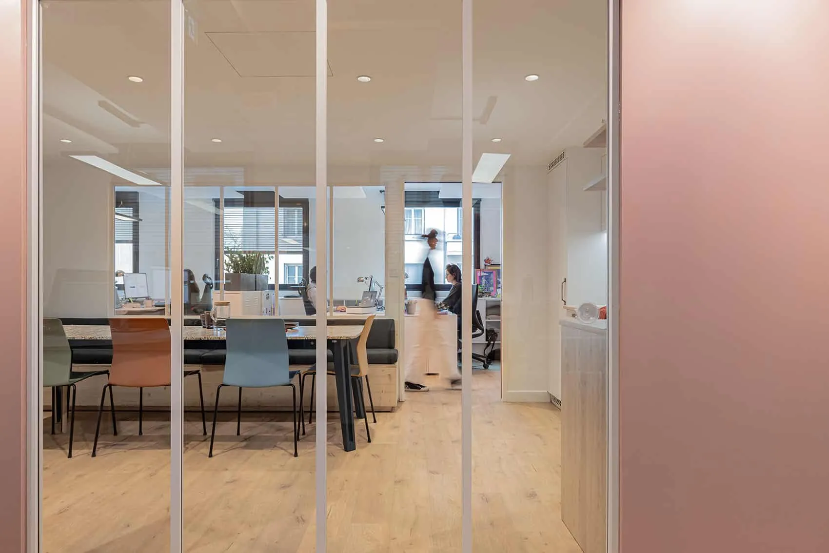 Espace de bureaux contemporain conçu par l'agence d'architecture intérieure Picture Design à Lyon, avec cloisons vitrées, mobilier sur mesure et aménagement chaleureux favorisant la collaboration.