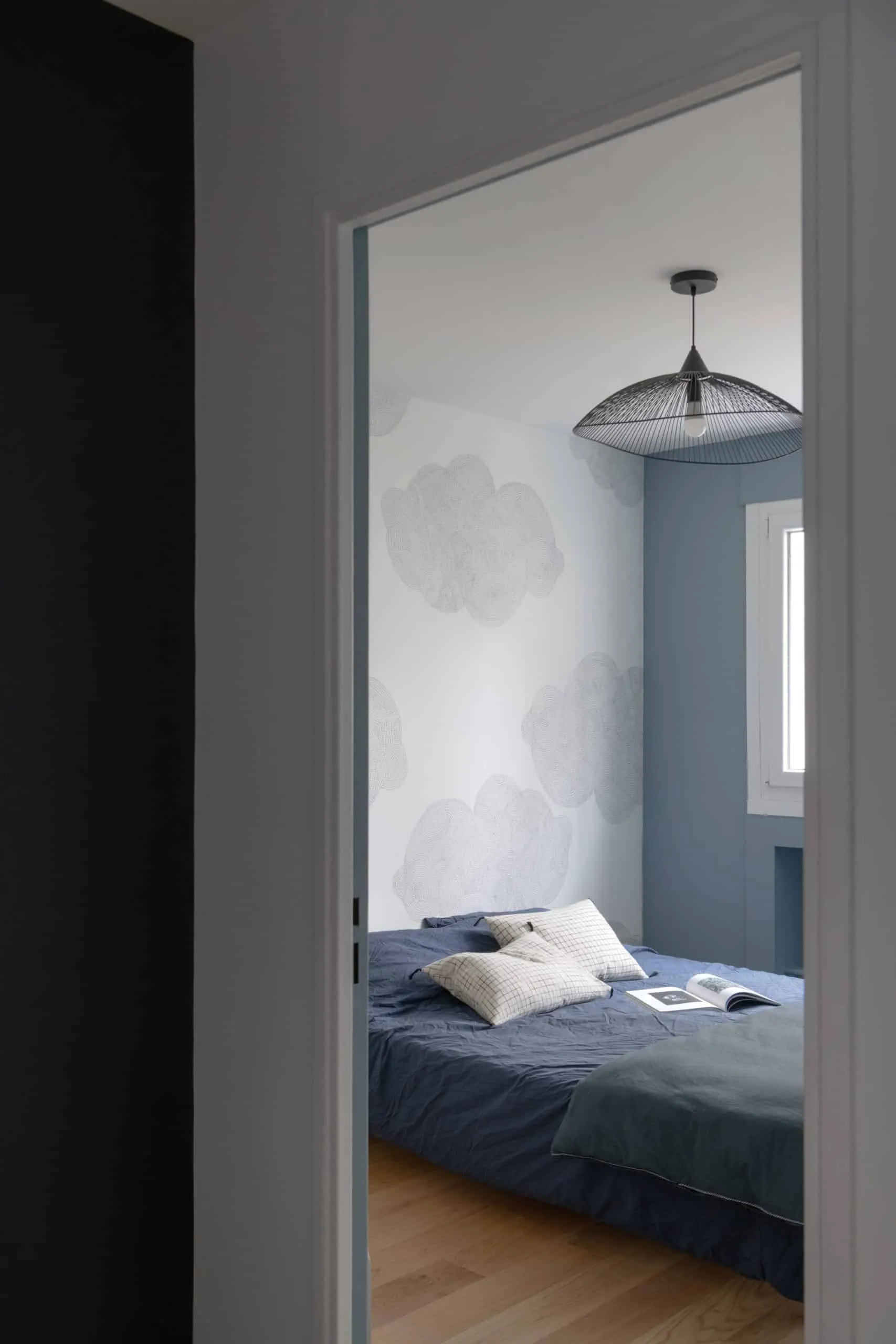Chambre au papier peint Cloudy de Bien Fait vue depuis le couloir, suspension en métal noir ajouré