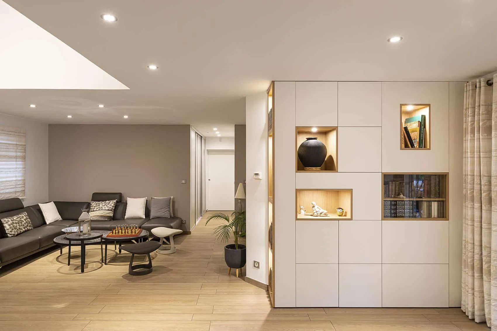 Salon contemporain de la maison à Villette-d’Anthon avec bibliothèque sur mesure, décoration d’intérieur