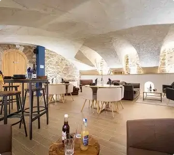Salle à manger d'un restaurant avec décoration contemporaine