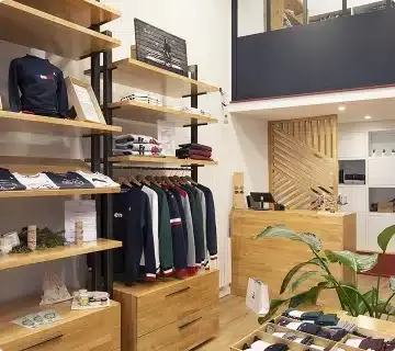 Design intérieur moderne d'une boutique avec éclairage élégant