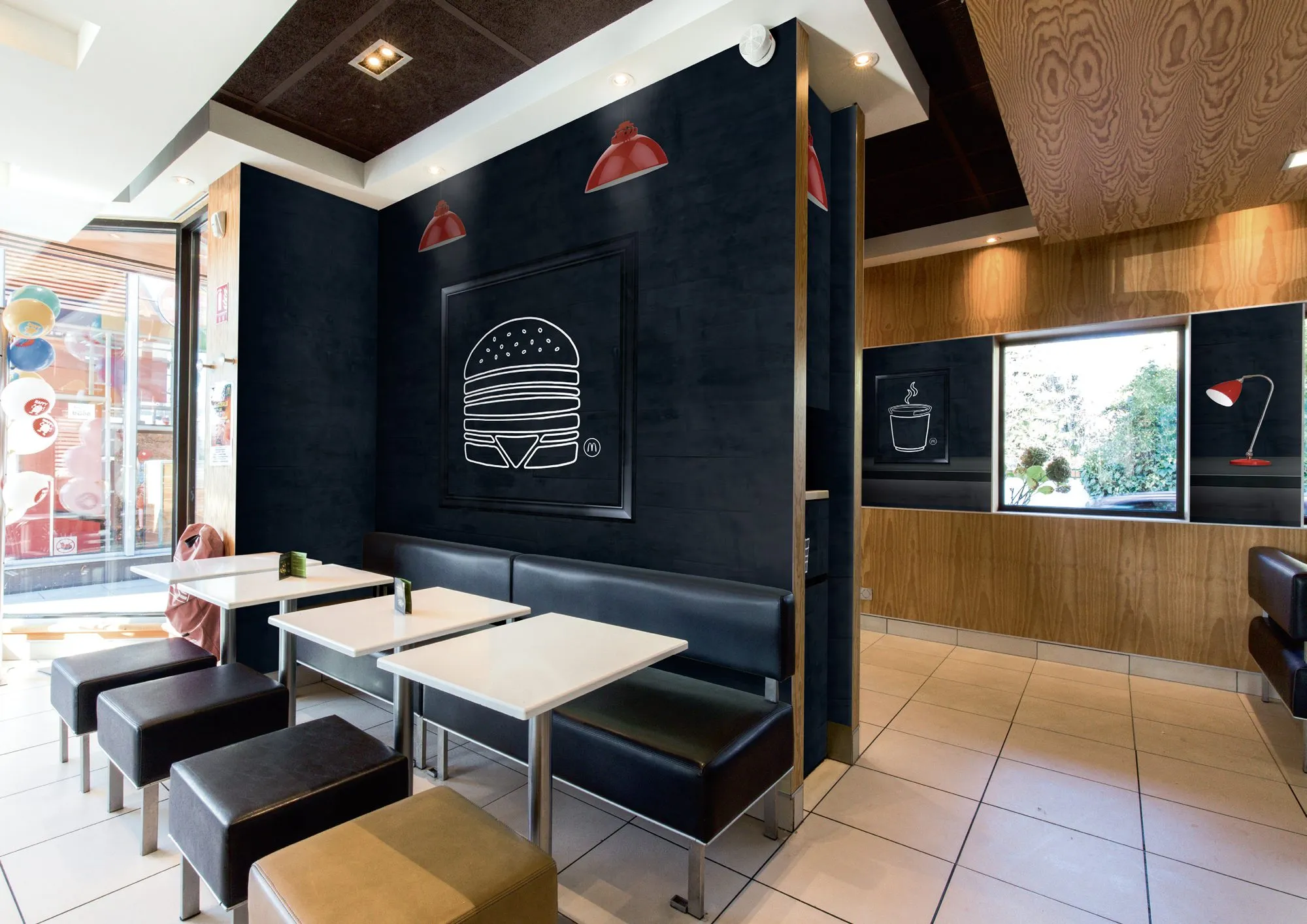 Rénovation du restaurant McDonald's de Valence 2 : Nouvelle décoration moderne et dynamique