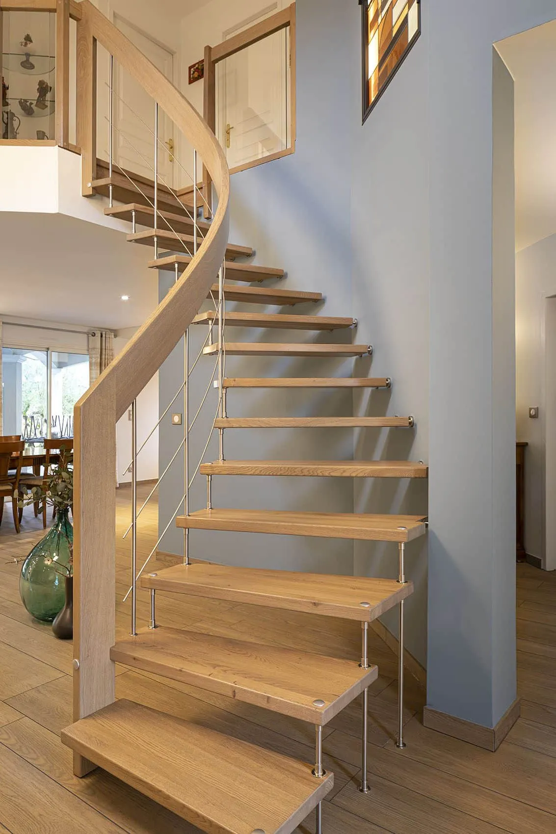 Escalier contemporain en bois aux marches suspendues, rénovation d’une maison près de Lyon par Picture Design