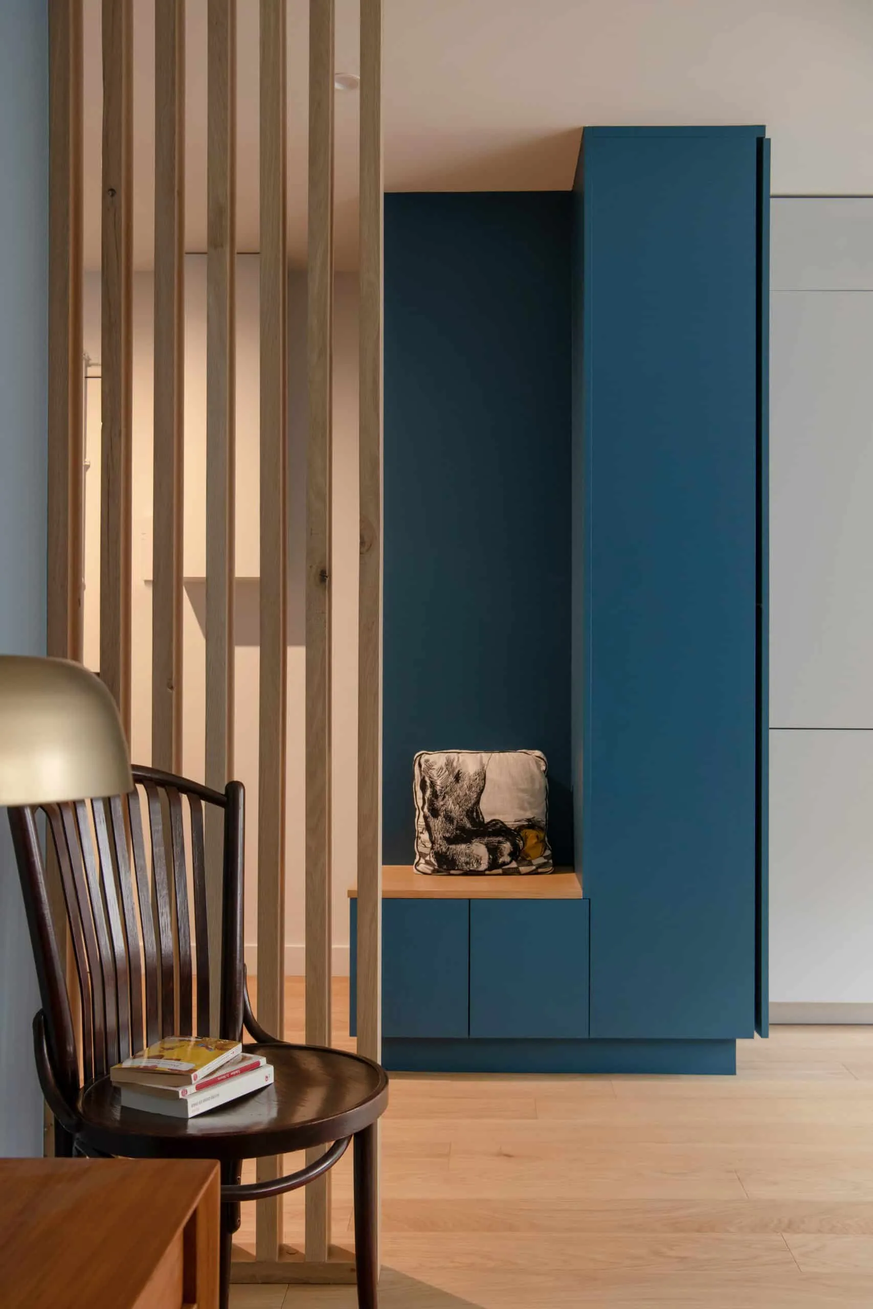 Meuble d’entrée bleu sur mesure avec niche en bois et claustra en tasseaux, architecte d’intérieur à Lyon