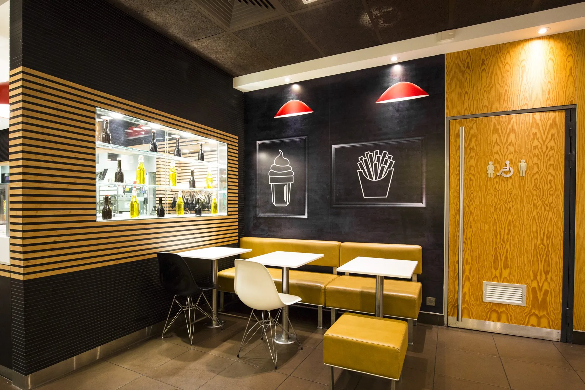 Rénovation du restaurant McDonald's de Valence 2 : Nouvelle décoration moderne et dynamique