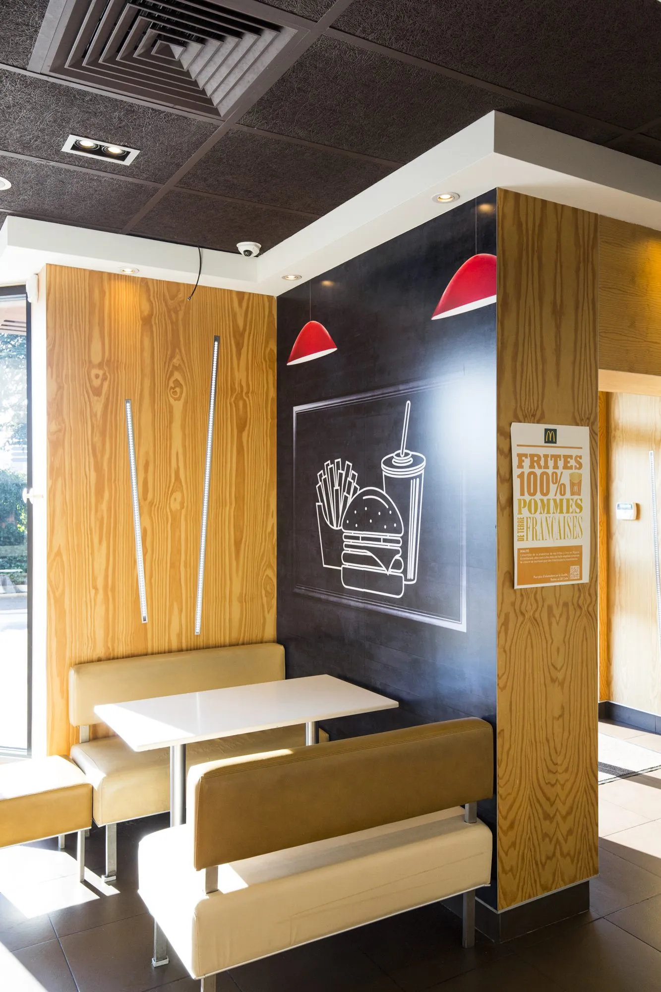 Rénovation du restaurant McDonald's de Valence 2 : Nouvelle décoration moderne et dynamique