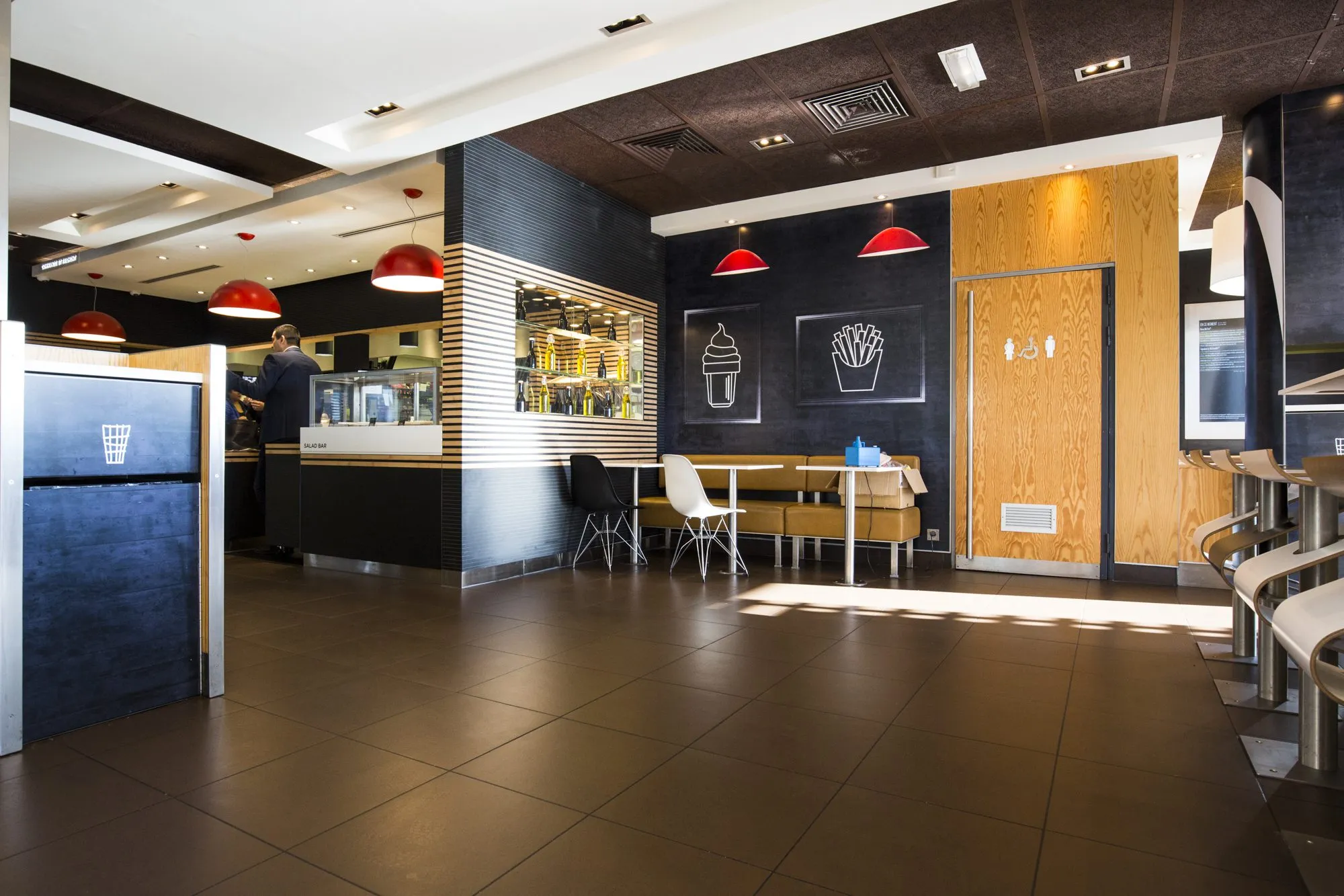 Rénovation du restaurant McDonald's de Valence 2 : Nouvelle décoration moderne et dynamique