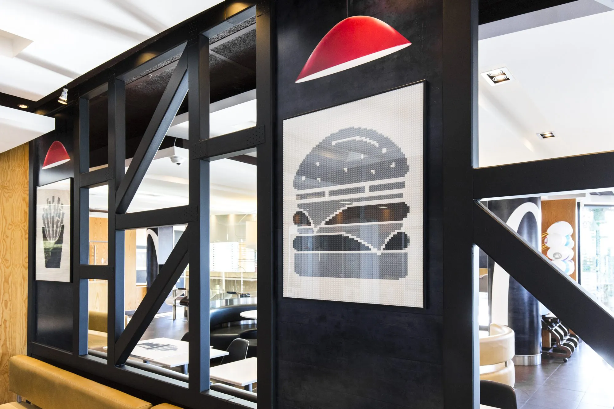 Rénovation du restaurant McDonald's de Valence 2 : Nouvelle décoration moderne et dynamique