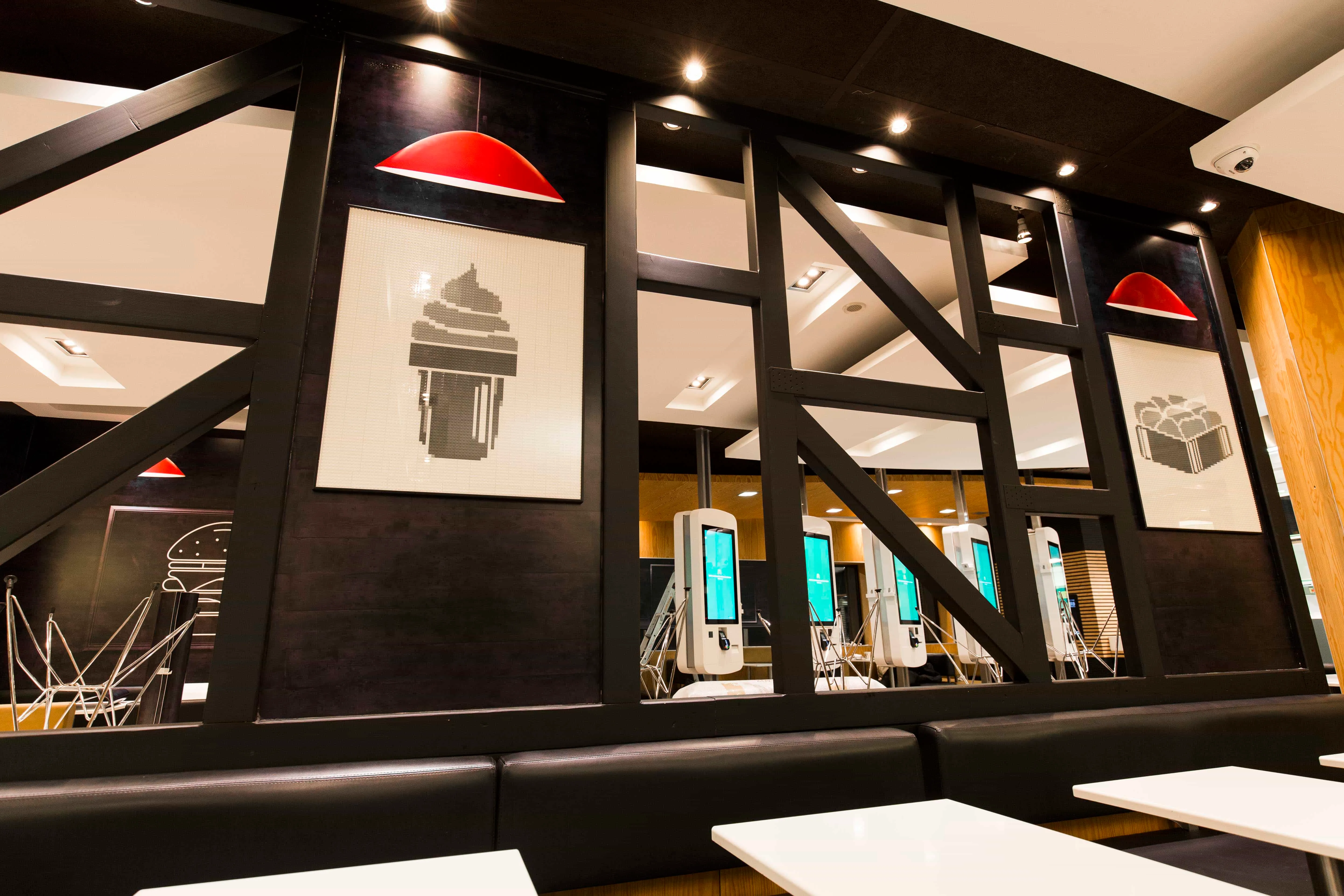 Rénovation du restaurant McDonald's de Valence 2 : Nouvelle décoration moderne et dynamique