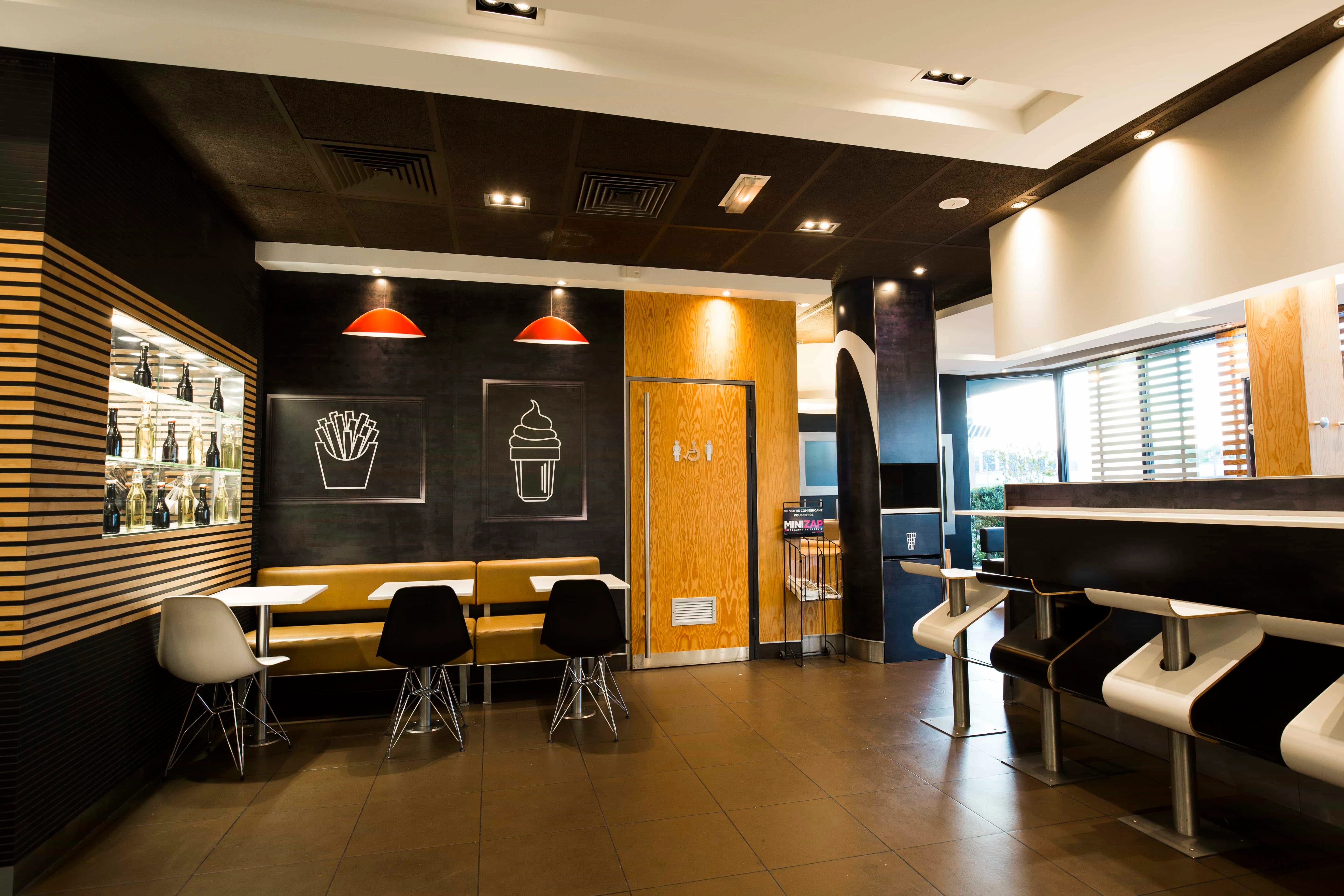 Rénovation du restaurant McDonald's de Valence 2 : Nouvelle décoration moderne et dynamique