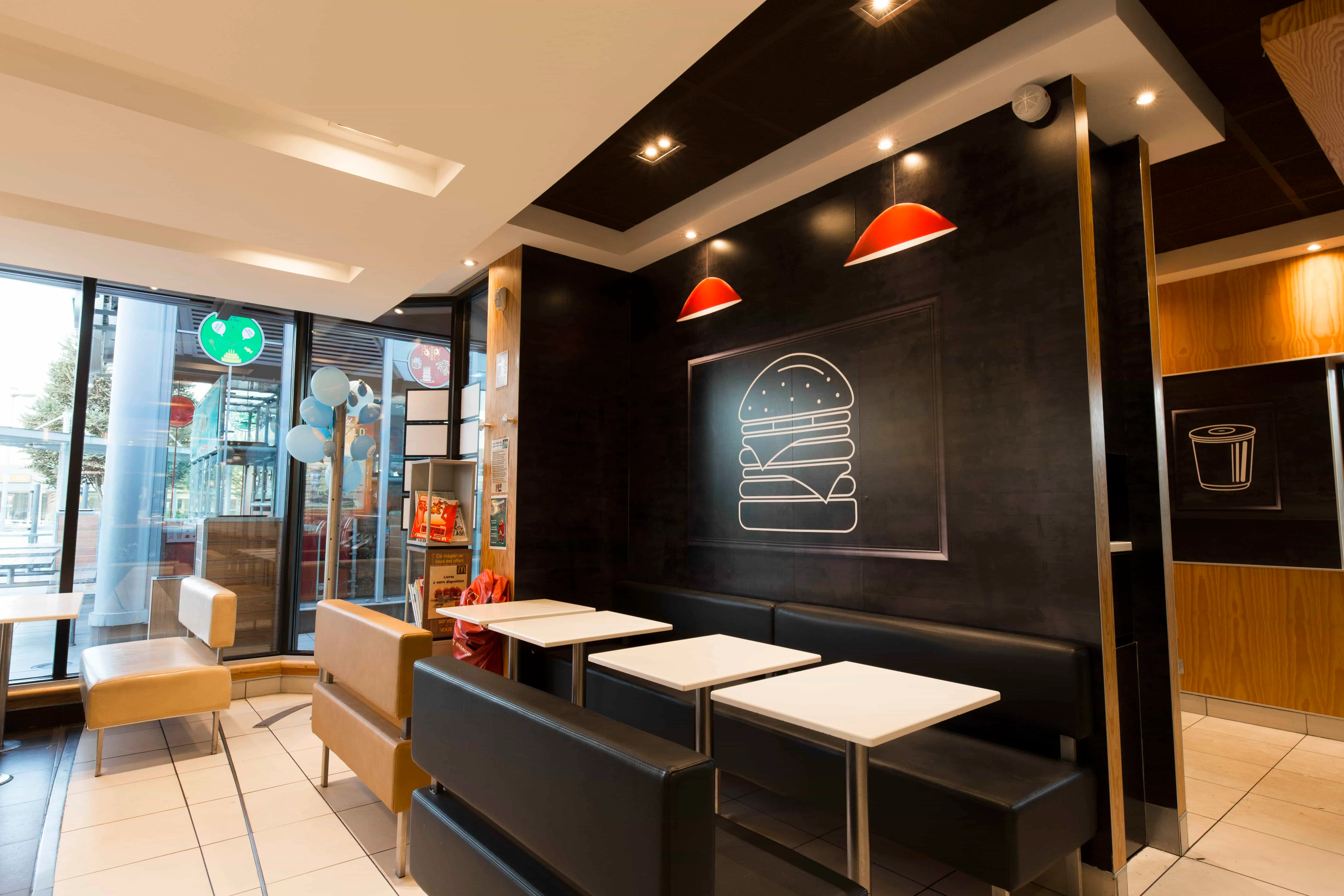 Rénovation du restaurant McDonald's de Valence 2 : Nouvelle décoration moderne et dynamique