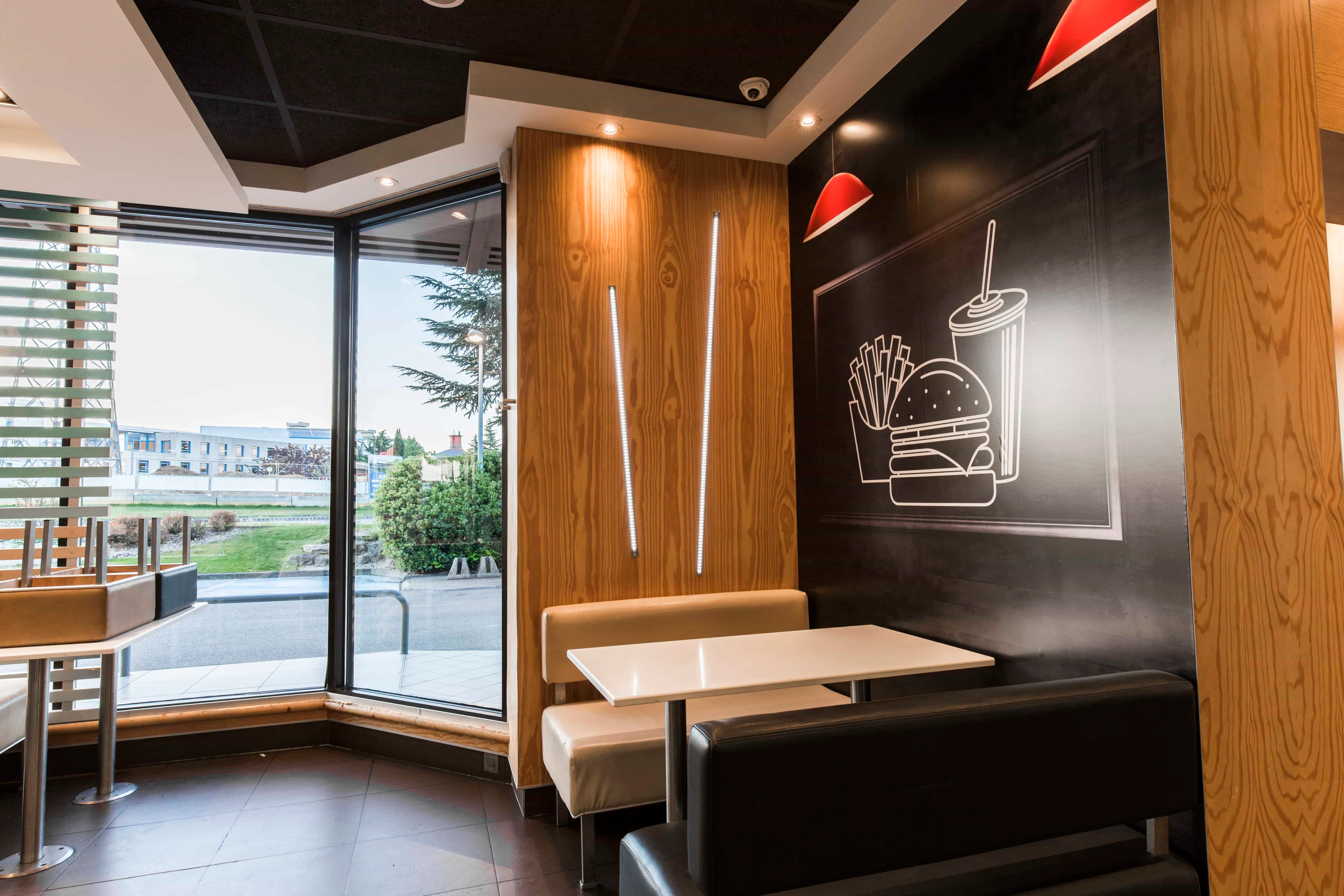 Rénovation du restaurant McDonald's de Valence 2 : Nouvelle décoration moderne et dynamique