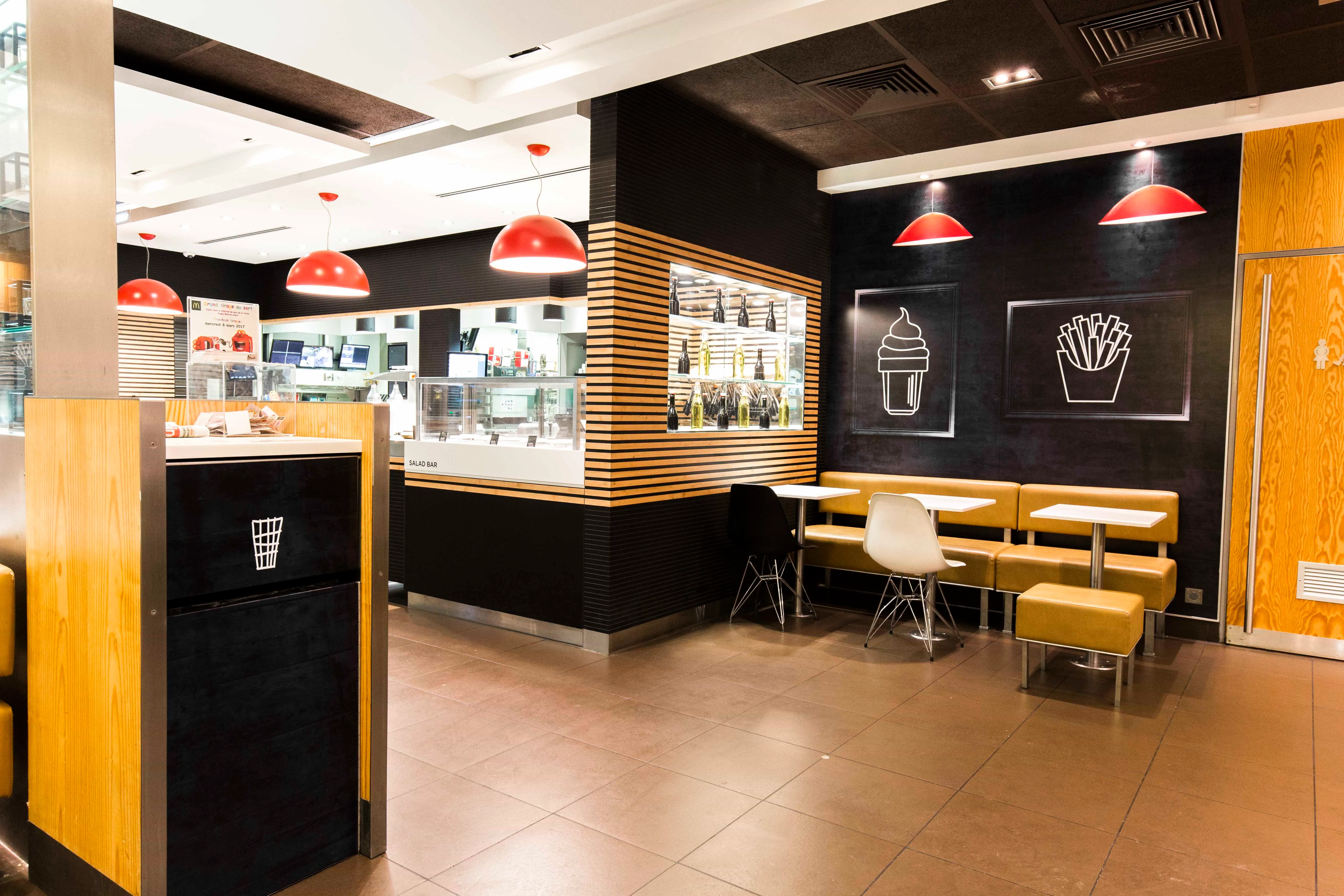 Rénovation du restaurant McDonald's de Valence 2 : Nouvelle décoration moderne et dynamique