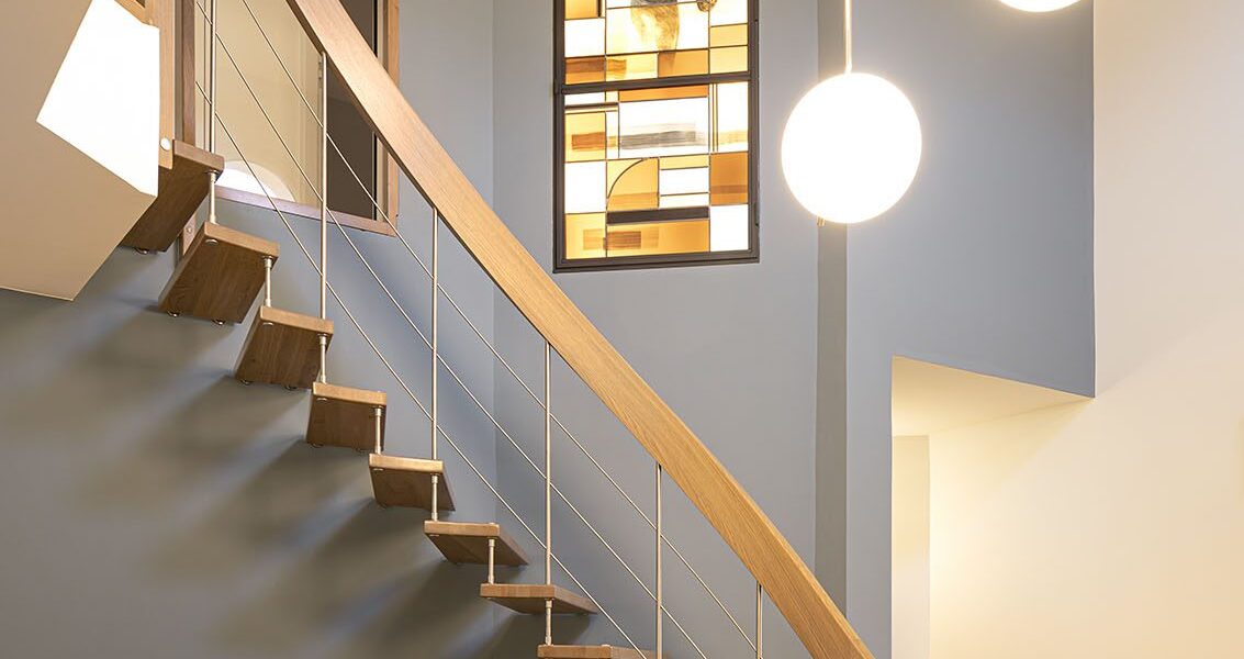 Villette est la rénovation haut de gamme de la pièce de vie et de l’escalier central d’une maison à Villette d’Anthon...
